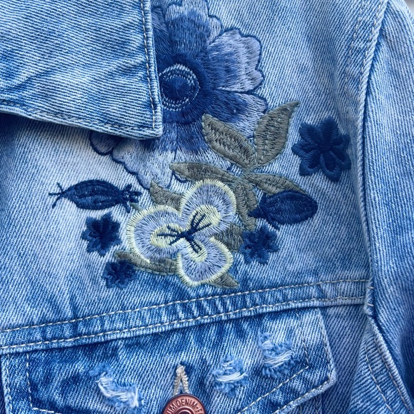 Denim jacket with embroidered flowers on it for detailing from forever 21 - Picture 3 of 5